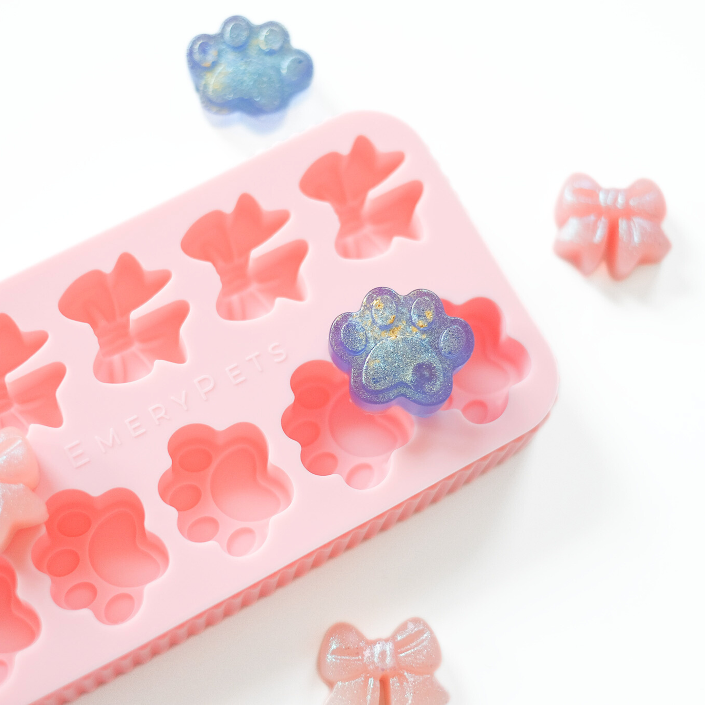 Bow + Paw Isbitform